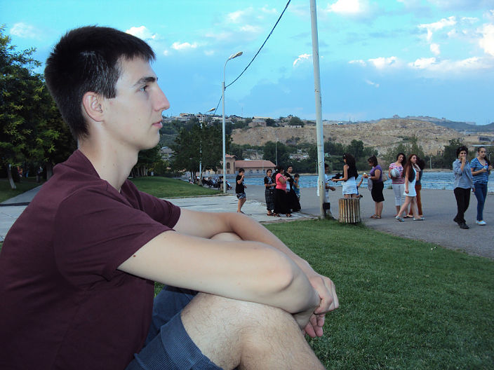 в парке у озера в Ереване