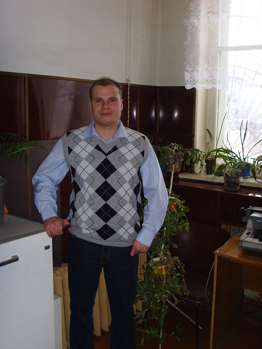 около холодильника