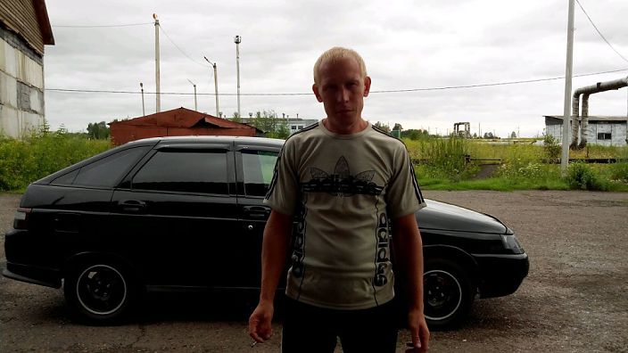 Я возле тачки.
