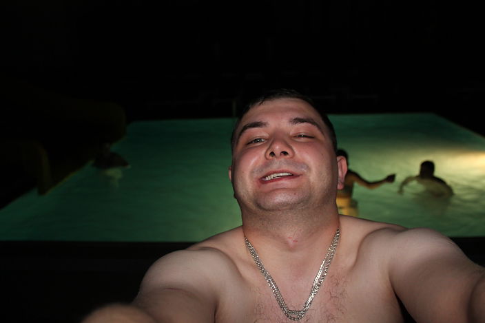 отпуск селфи ночью на басейне пьяный)))