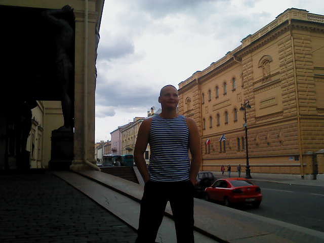 рядом мальчики