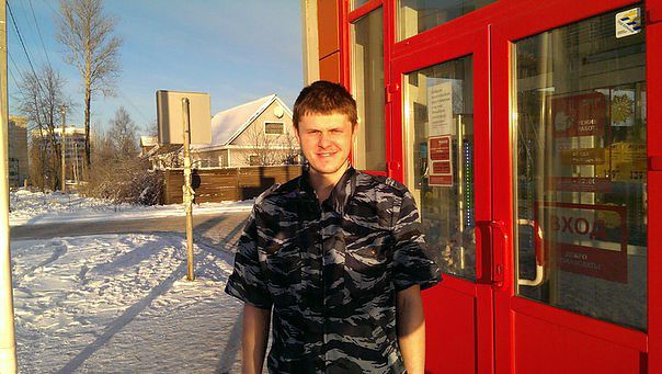 Перед центральным входом в магазин..