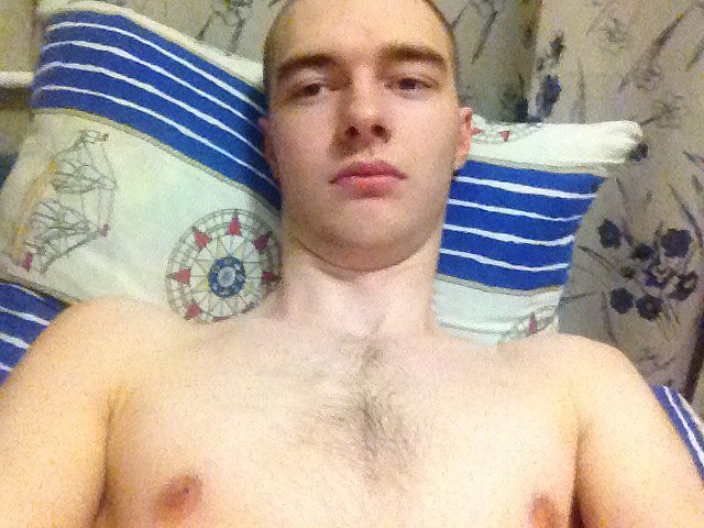 молод и красив