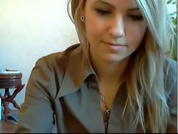 стесняшка раздевается