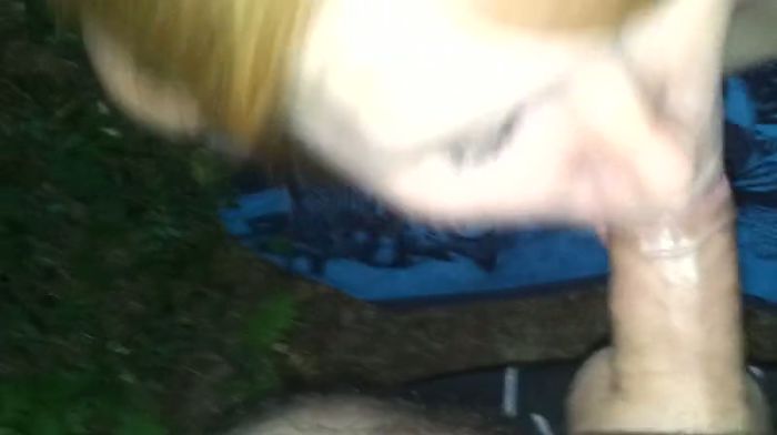 Кончает мне в рот.